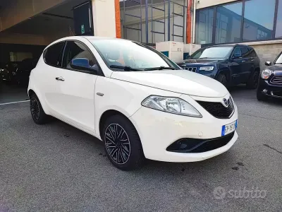 Usado Lancia Ypsilon Gold 69 HP (50 kW) 2018 Branco Citadino