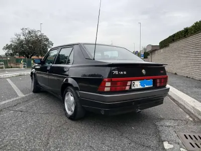 Usata Alfa Romeo 75 122 CV (89 kW) 1992 Nero Berlina