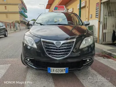 Usado Lancia Ypsilon Gold 85 HP (62 kW) 2013 Preto Citadino