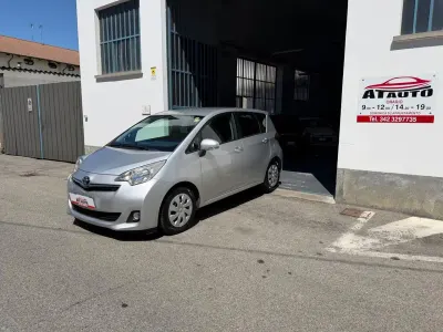 Usata Toyota Verso-S 99 CV (72 kW) 2011 Argento Monovolume