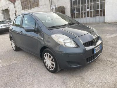 Usata Toyota Yaris Sol 101 CV (74 kW) 2009 Grigio Utilitaria