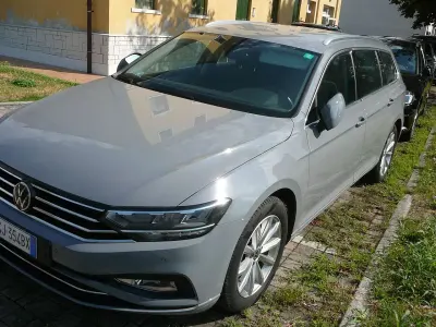 Usata VW Passat 122 CV (89 kW) 2022 Grigio Station wagon