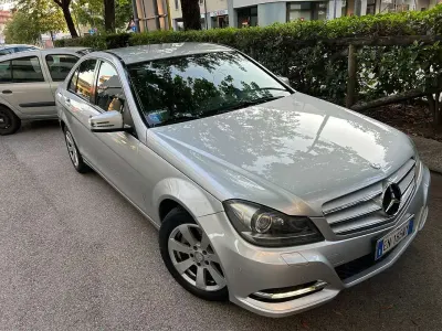 Usata Mercedes 220 170 CV (125 kW) 2012 Argento Berlina
