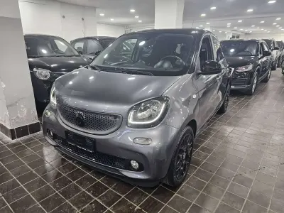 Usata Smart ForFour Passion 90 CV (66 kW) 2018 Grigio montagna metallizzato Utilitaria