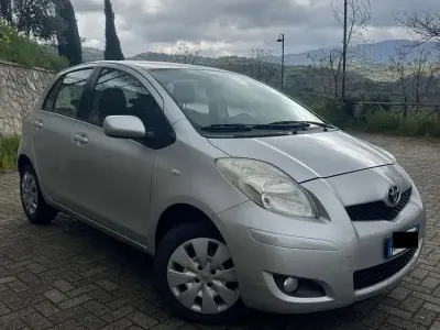 Usata Toyota Yaris 90 CV (66 kW) 2009 Grigio Utilitaria