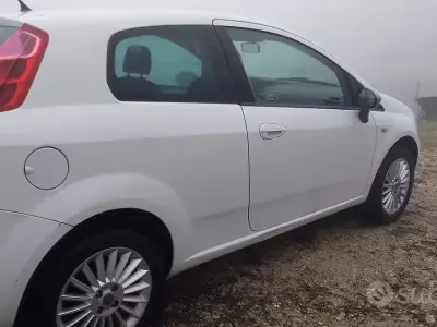 Usata Fiat Grande Punto 77 CV (56 kW) 2009 Bianco Utilitaria