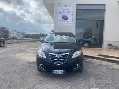 Usado Lancia Ypsilon Gold 69 CV (50 kW) 2012 Negro Utilitario