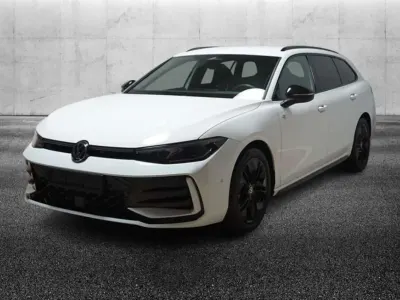 Usata VW Passat R-line 193 CV (141 kW) 2024 Bianco pastello Station wagon