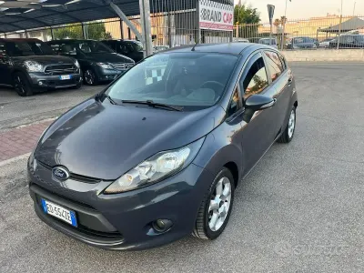 Usata Ford Fiesta Titanium 68 CV (50 kW) 2010 Grigio Berlina