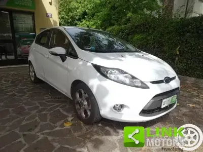 Usata Ford Fiesta Titanium 97 CV (71 kW) 2012 Bianco Berlina