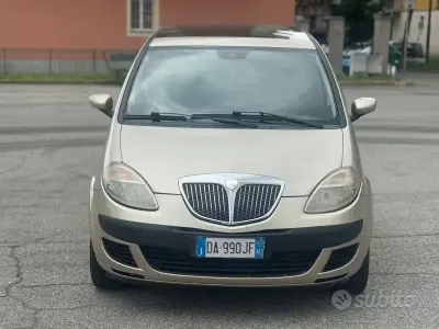 Usado Lancia Musa 95 CV (69 kW) 2006 Amarillo Monovolumen