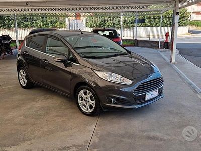 Usata Ford Fiesta Titanium 101 CV (74 kW) 2016 Grigio Utilitaria