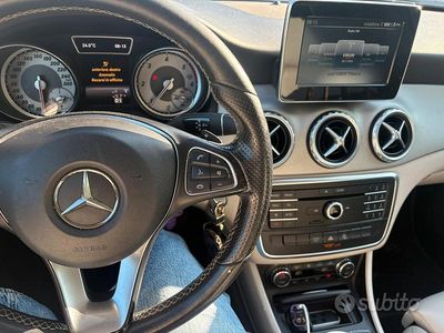Usata Mercedes GLA180 109 CV (80 kW) 2016 Grigio SUV