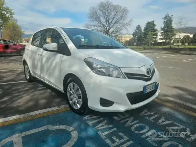 Usata Toyota Yaris 90 CV (66 kW) 2013 Bianco Utilitaria