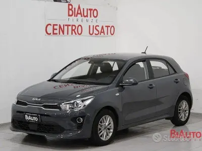 Usado Kia Rio Style 84 CV (61 kW) 2023 Gris Berlina
