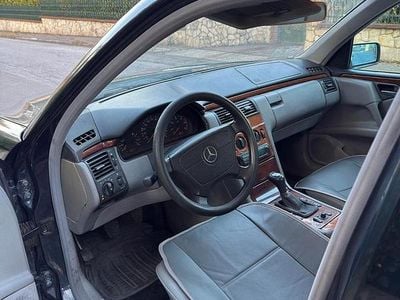 Usata Mercedes E220 Avantgarde 143 CV (105 kW) 1999 Nero Berlina
