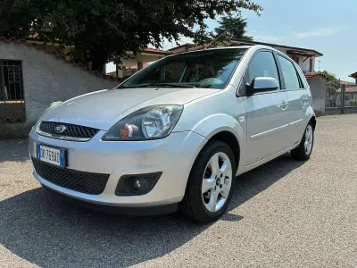 Usata Ford Fiesta Titanium 68 CV (50 kW) 2007 Argento Utilitaria