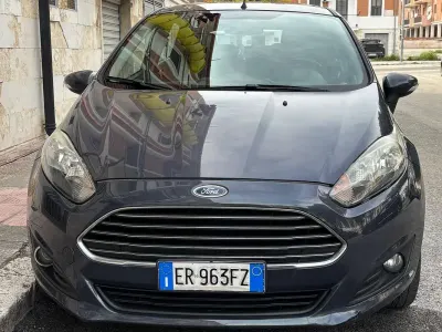 Usata Ford Fiesta 97 CV (71 kW) 2013 Grigio Berlina