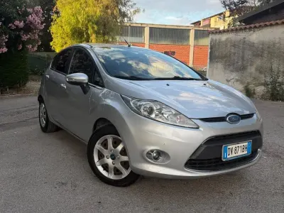 Usata Ford Fiesta 68 CV (50 kW) 2009 Argento Berlina