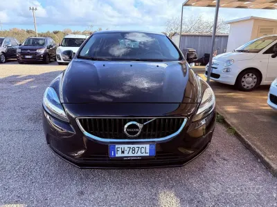 Usata Volvo V40 Plus 120 CV (88 kW) 2019 Nero Berlina