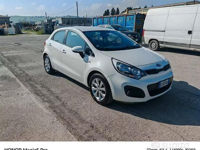 Usata Kia Rio 75 CV (55 kW) 2014 Bianco Berlina