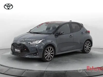 Usata Toyota Yaris Hybrid Sport 131 CV (96 kW) 2025 Grigio Berlina