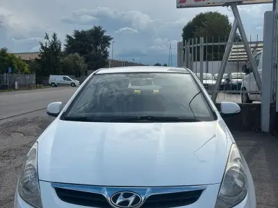 Usata Hyundai i20 75 CV (55 kW) 2011 Bianco Utilitaria