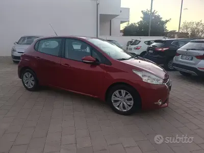 Usata Peugeot 208 68 CV (50 kW) 2013 Rosso Utilitaria