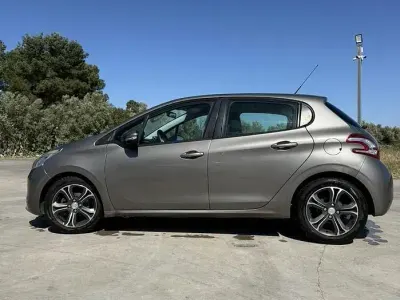 Usata Peugeot 208 95 CV (69 kW) 2015 Utilitaria