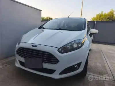 Usata Ford Fiesta 97 CV (71 kW) 2014 Bianco Utilitaria