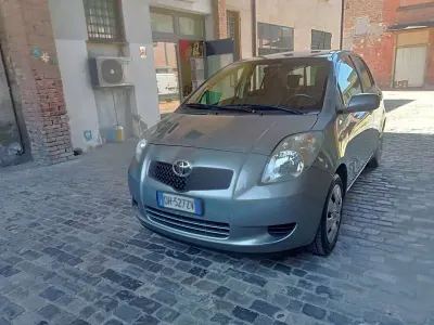 Usata Toyota Yaris 69 CV (50 kW) 2007 Grigio Utilitaria
