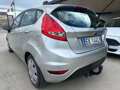 Usado Ford Fiesta 68 HP (50 kW) 2011 Prateado Sedan
