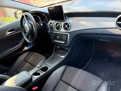 Usata Mercedes GLA180 122 CV (89 kW) 2019 Nero SUV