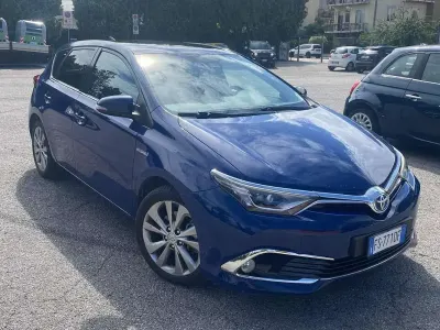 Usata Toyota Auris Hybrid Lounge 99 CV (72 kW) 2018 Blu/azzurro Berlina