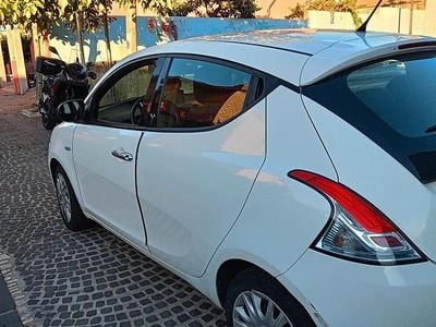 Usata Lancia Ypsilon 60 CV (44 kW) 2012 Bianco Utilitaria