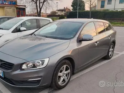 Usata Volvo V60 120 CV (88 kW) 2017 Grigio Station wagon