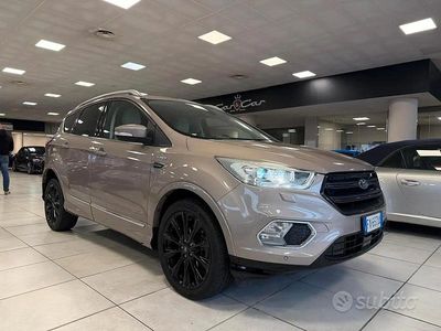 Usata Ford Kuga S 150 CV (110 kW) 2019 Marrone SUV