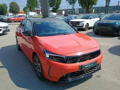 Nuova Opel Corsa 101 CV (74 kW) 2026 Koral orangetetto nero Utilitaria