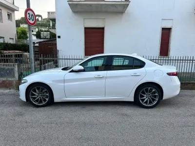 Usata Alfa Romeo Giulia Super 150 CV (110 kW) 2018 Bianco Berlina