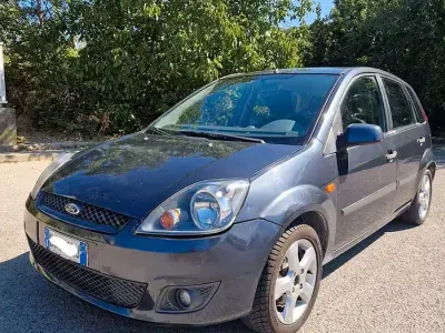 Usata Ford Fiesta 75 CV (55 kW) 2007 Grigio Utilitaria