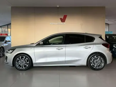 Usado Ford Focus ST-Line 116 HP (85 kW) 2025 Prateado Sedan