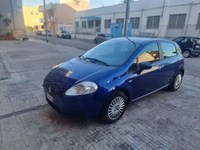 Usata Fiat Grande Punto Emotion 90 CV (66 kW) 2006 Blu/azzurro Utilitaria