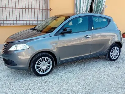 Usata Lancia Ypsilon 69 CV (50 kW) 2013 Grigio Utilitaria