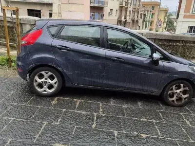 Usata Ford Fiesta 82 CV (60 kW) 2012 Grigio Berlina