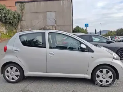 Usata Toyota Aygo 68 CV (50 kW) 2007 Grigio Utilitaria