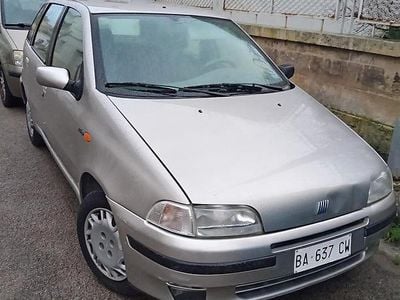 Begagnad Fiat Punto 86 HK (63 kW) 1998 Grå Sedan