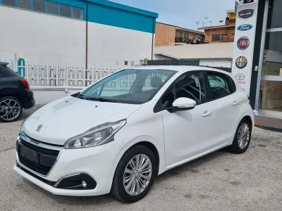 Usata Peugeot 208 Active 82 CV (60 kW) 2018 Bianco Utilitaria