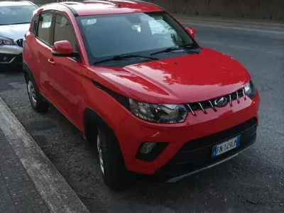 Usata Mahindra KUV100 87 CV (63 kW) 2023 Rosso SUV