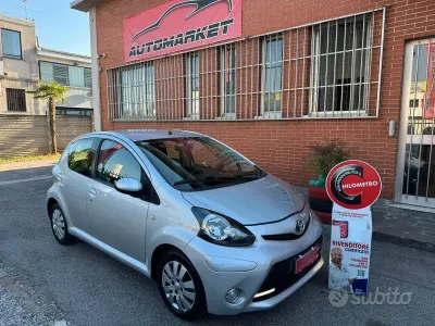 Usata Toyota Aygo Lounge 68 CV (50 kW) 2012 Grigio Utilitaria