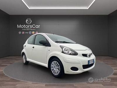 Gebraucht Toyota Aygo 68 PS (50 kW) 2011 Weiß Kleinwagen